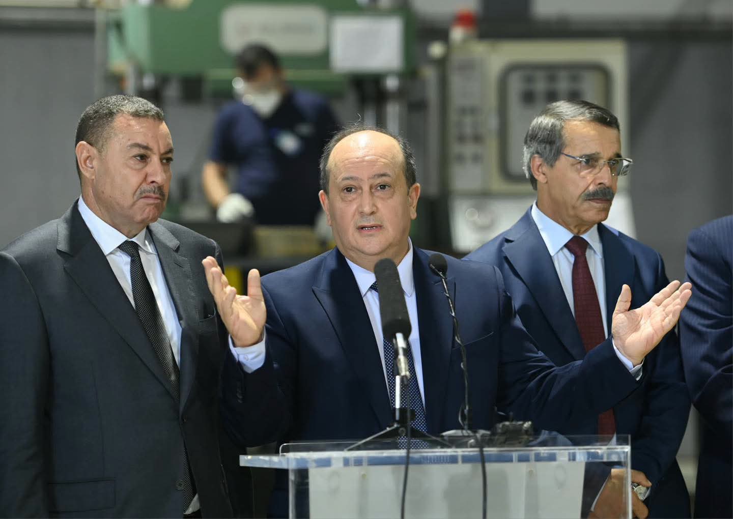 الوزير الأول يبرز حرص رئيس الجمهورية على إعادة بعث الوحدات الصناعية المصادرة ضمن عملية استرجاع الأصول المنهوبة