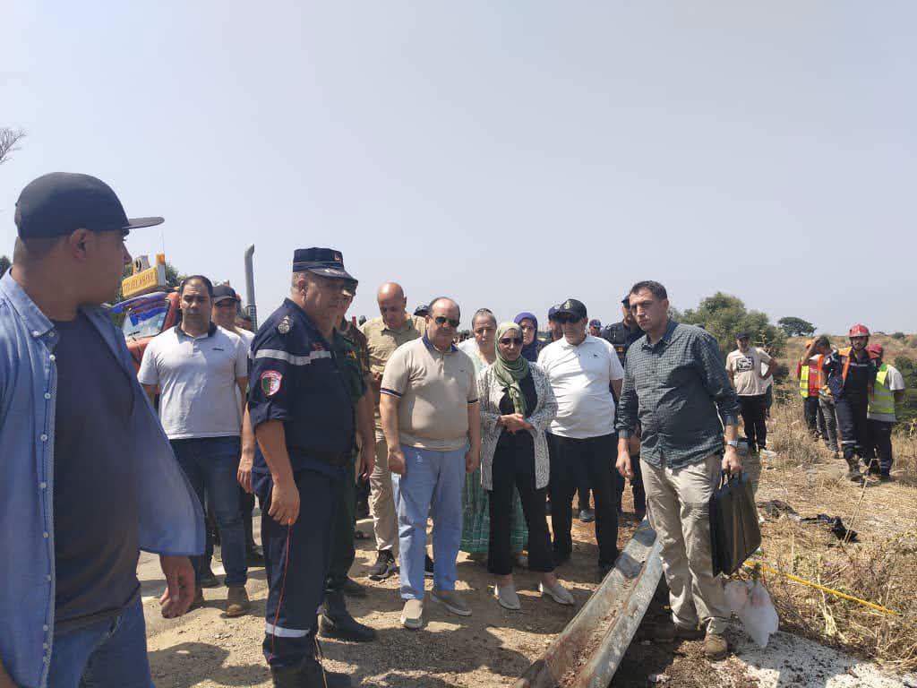 الوزير الأول يصل إلى مكان حادث سقوط حافلة بمنحدر ببومرداس