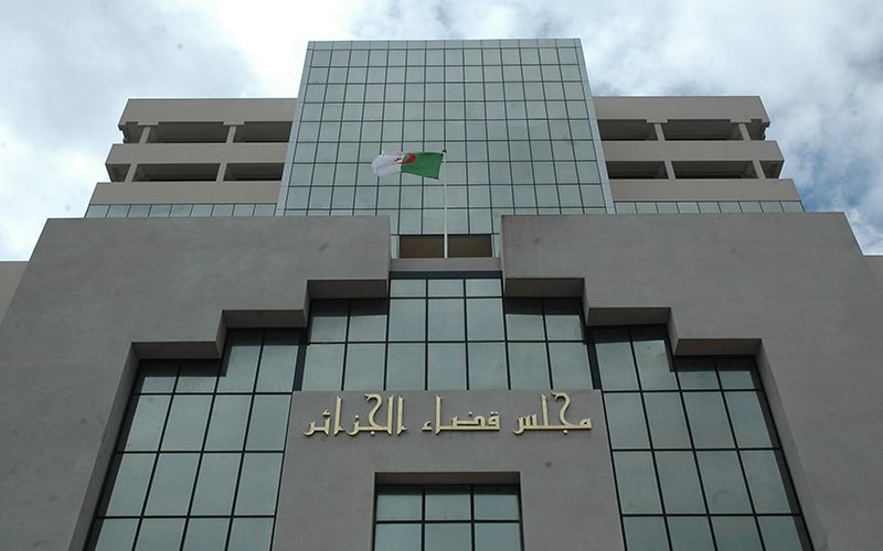 تأجيل محاكمة المتهمين في قضية تدنيس العلم الوطني