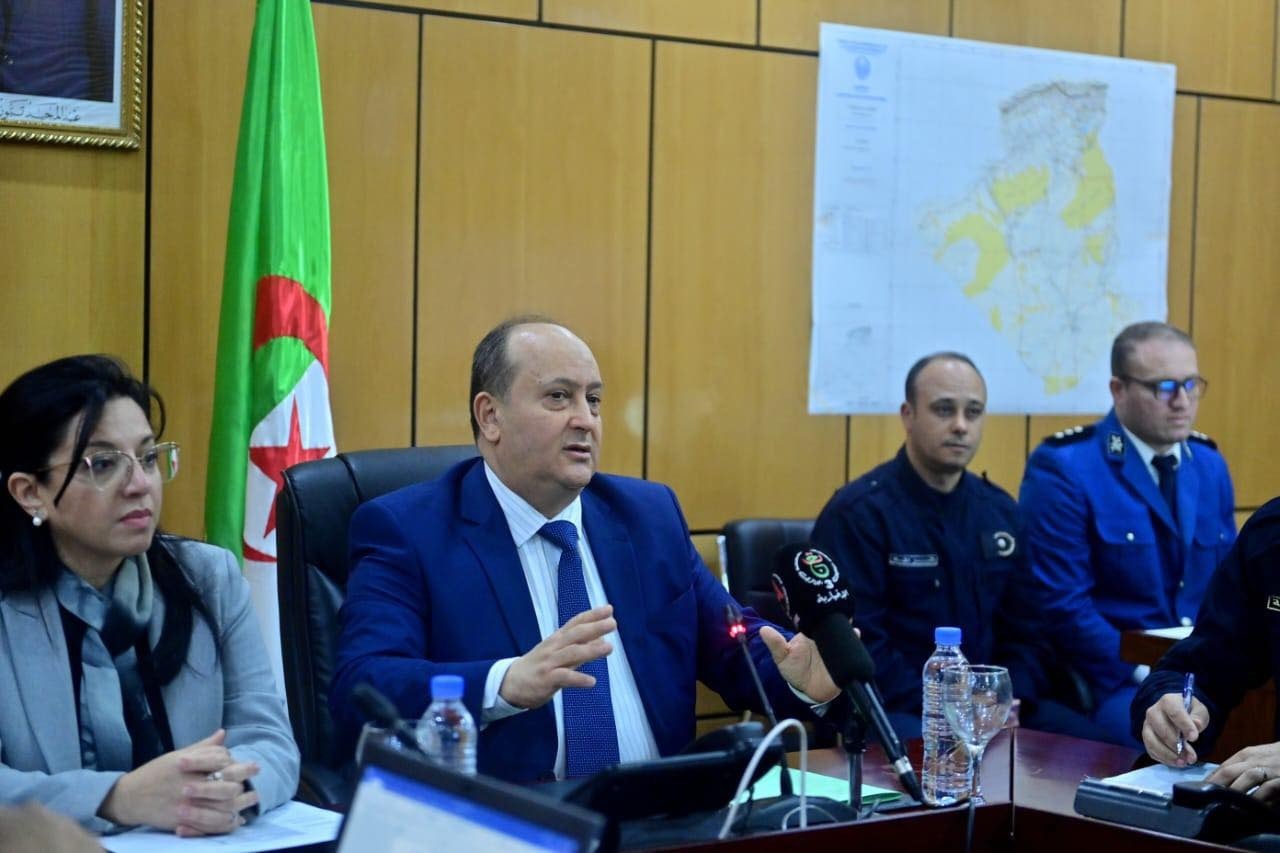 الوزير الأول يتفقد خلية اليقظة الخاصة بمتابعة تموين السوق خلال شهر رمضان