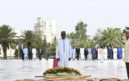 الوزير الأول لجمهورية النيجر يترحم بمقام الشهيد على أرواح شهداء الثورة التحريرية المجيدة