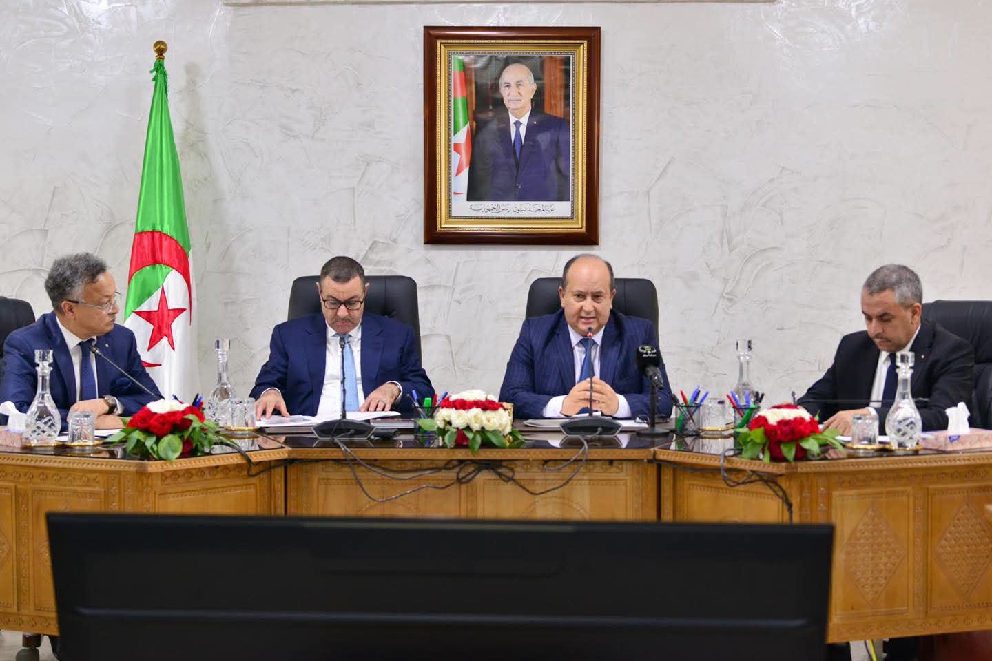 الوزير الأول يترأس اجتماعا تحضيرا للدخول الاجتماعي