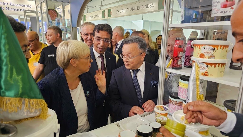 رئيسة سلوفينيا تزور الجناح الجزائري في معرض AGRA 2026