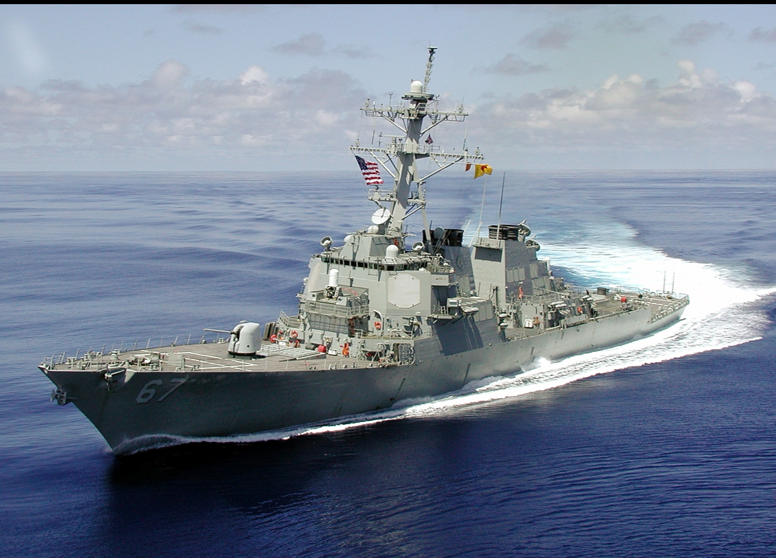 المدمّرة الأمريكية “USS ROOSEVELT” ترسو بميناء الجزائر في إطار التعاون العسكري الثنائي