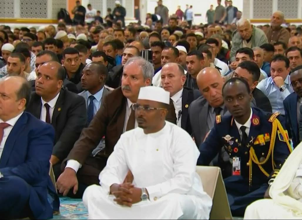 رئيس جمهورية تشاد يؤدي صلاة الجمعة بجامع الجزائر