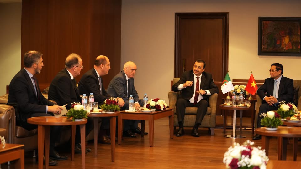 الوزير الأول الفيتنامي يستقبل وزير المحروقات والمناجم