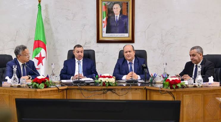 الوزير الأول سيفي غريب يترأس اجتماعا مع الولاة عن بعد