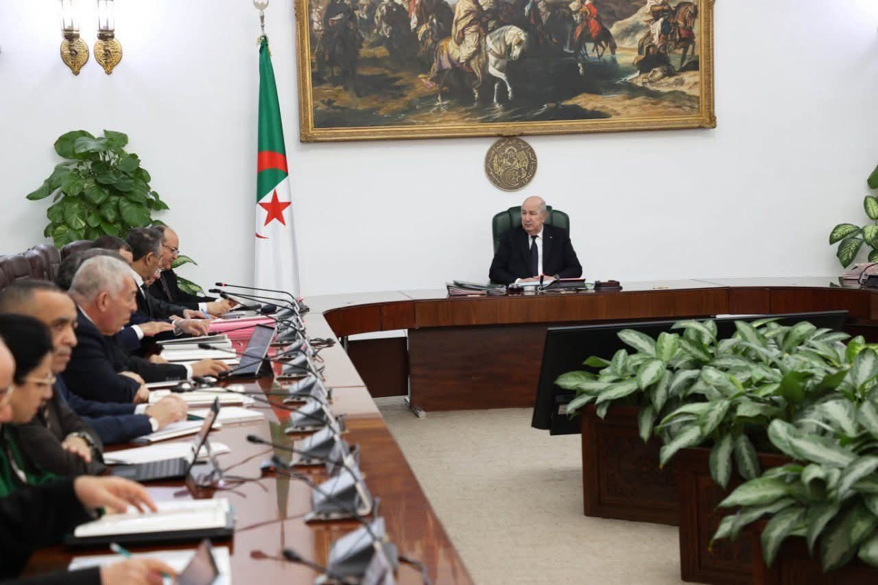 رئيس الجمهورية يأمر بتسريع وتيرة إنجاز مشروع السكة الحديدية المنجمي بلاد الحدبة – واد الكبريت ـ ميناء عنابة