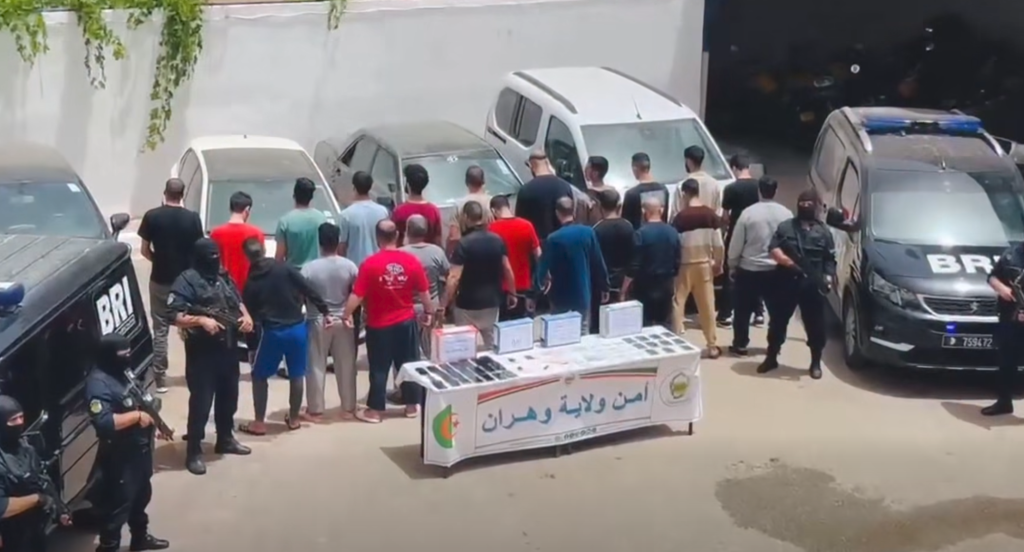 بينهم 18 مغربيا… شرطة وهران تحبط مخططا للهجرة السرية وتوقف 23 شخصا