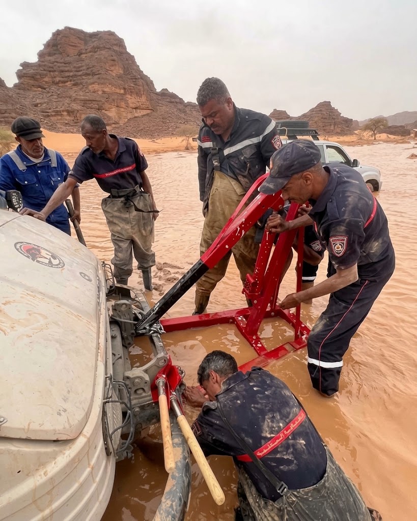 إنقاذ سياح أجانب علقت مركبتهم في مجرى مائي بجانت