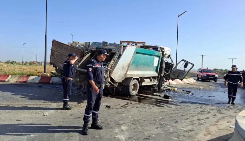أم البواقي.. 12 جريحا في اصطدام بين حافلة و شاحنة