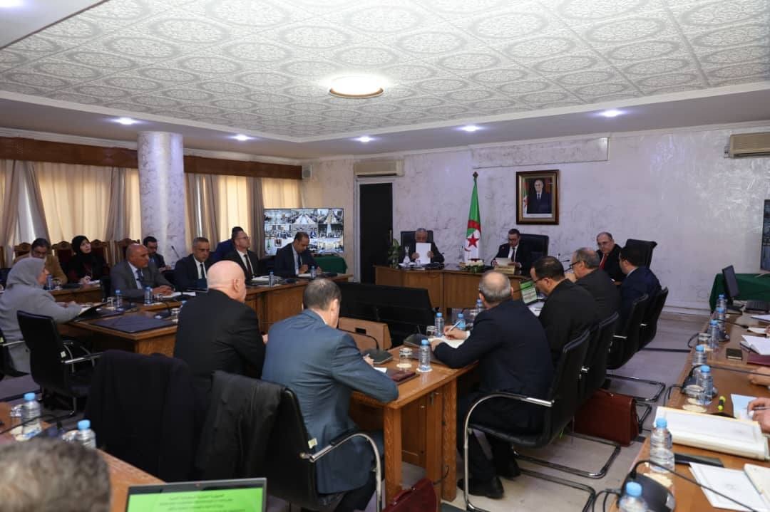 وزير الداخلية يجتمع بالولاة للوقوف على مدى تنفيذ البرامج المسطرة والتحضير لسنة 2026
