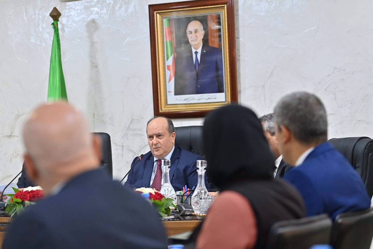 الوزير الأول يترأس اجتماعا تحضيريا للدخول الإجتماعي المقبل