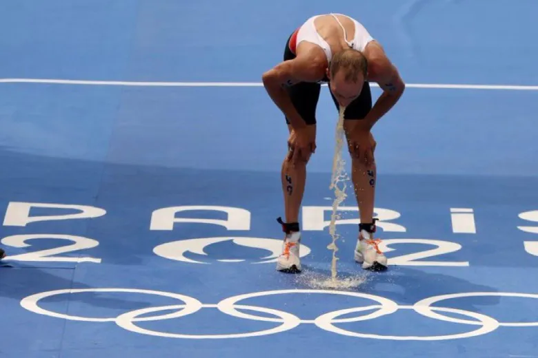 أولمبياد باريس 2024.. جدل واسع بسبب تقيؤ السباحيين بعد السباحة في نهر السين