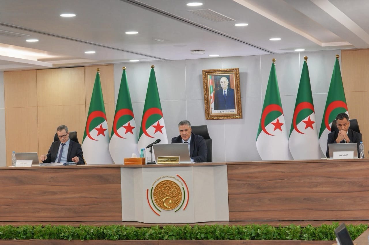 وزير السكن يؤكد على ضرورة مضاعفة الجهود الميدانية وتسريع وتيرة إنجاز المشاريع