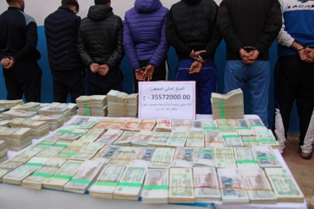 شرطة النعامة تحجز أكثر من 35 مليون دينار في قضية تبييض أموال
