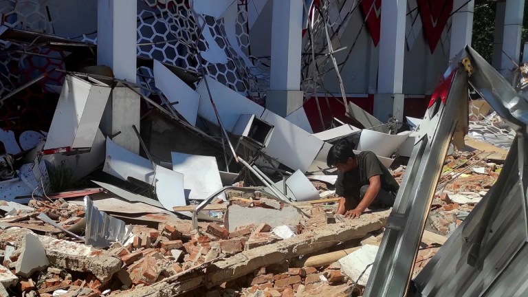 زلزال بقوة 7.7 درجات يضرب إندونيسيا ويودي بحياة 38 شخصًا