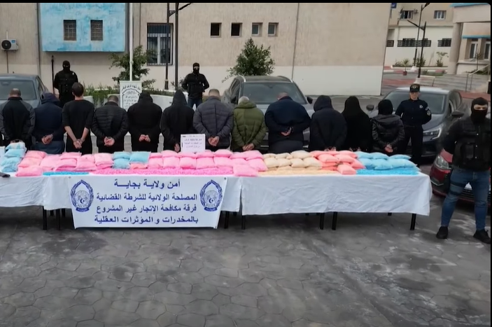 الإطاحة بشبكة إجرامية دولية وإحباط إدخال شحنة كبيرة من المخدرات بميناء بجاية
