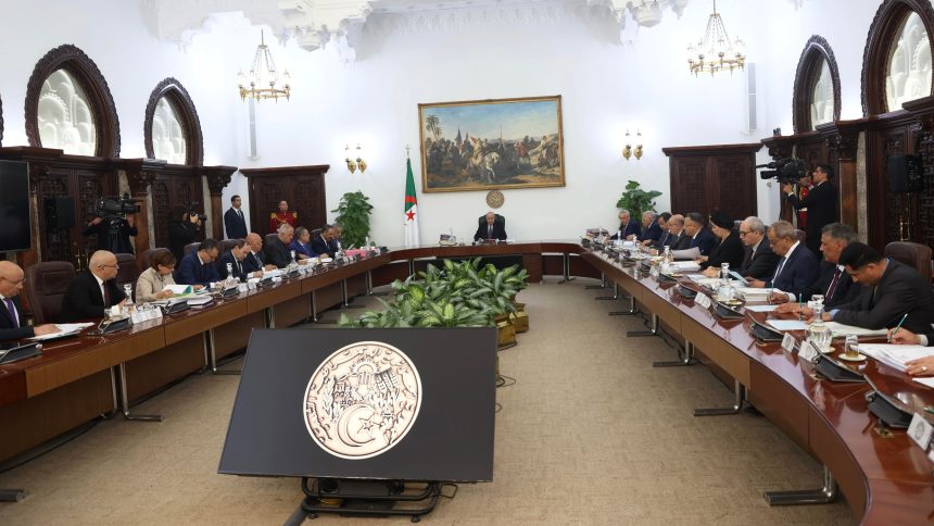 رئيس الجمهورية يأمر برفع المنحة السياحية بشكل معتبر