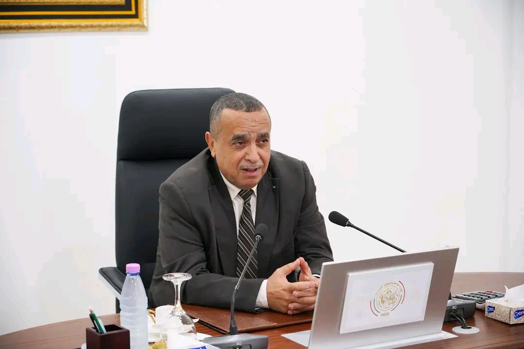مراد عجال يترأس اجتماعًا لمتابعة ملفات قطاع الطاقة والدخول الاجتماعي