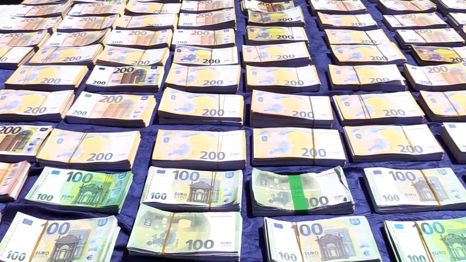 محكمة الشلف: الحبس المؤقت لـ 5 أشخاص في قضية حجز 1.8 مليون أورو مزور