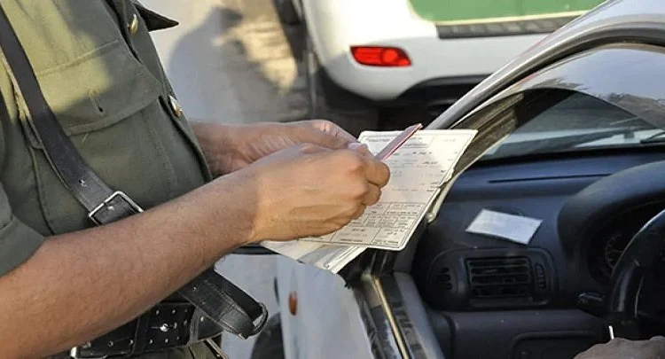 الهواتف والشاشات أثناء القيادة.. غرامة تصل إلى مليون سنتيم