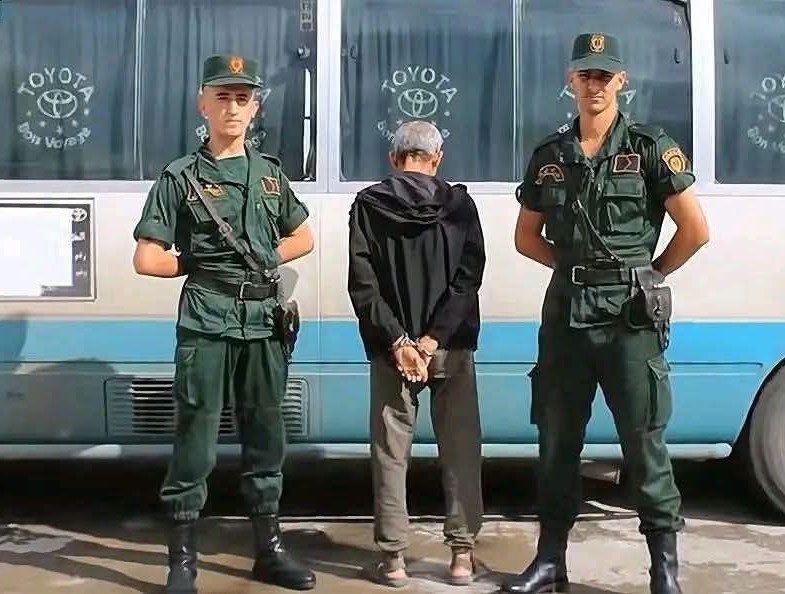 توقيف سائق حافلة قام بنقل ركاب فوق سطحها بسكيكدة