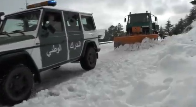 الدرك الوطني يتدخل لفتح الطرقات بعد التساقط الكثيف للثلوج عبر عدة ولايات