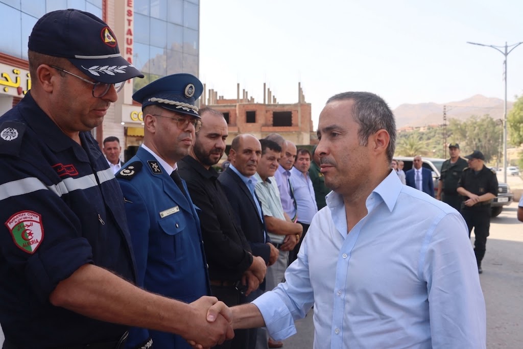 في أول خرجة له بعد تنصيبه..وزير الفلاحة يتفقد آثار حرائق جيجل