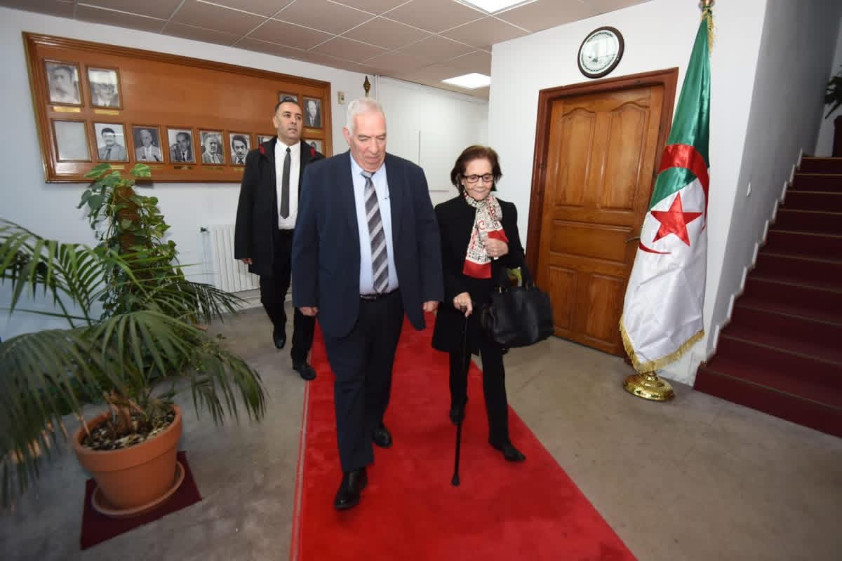 وزير المجاهدين يكرم المجاهدة الرمز جميلة بوحيرد تقديرًا لتضحياتها الوطنية