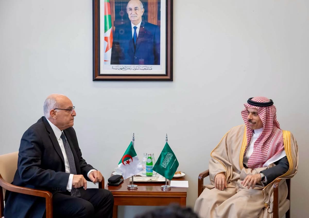 عطاف يبحث مع نظيره السعودي مستجدات الشرق الأوسط والساحل وليبيا