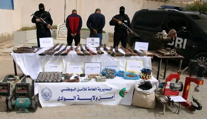 الإطاحة بشبكة إجرامية تستغل ورشة سرية لصناعة البنادق والمسدسات التقليدية بالوادي