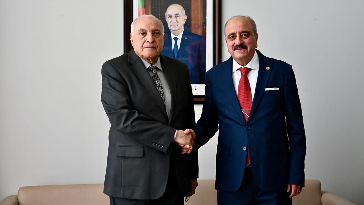 عطاف يبحث مع نظيره التونسي تعزيز التعاون والتنسيق بين البلدين