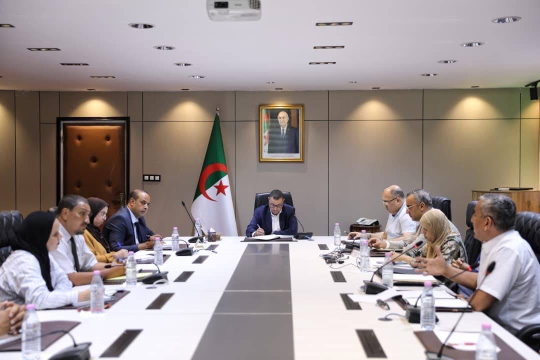 وزير النقل يترأس اجتماعًا لدراسة سبل تجديد حظيرة النقل وسحب الحافلات المتهالكة