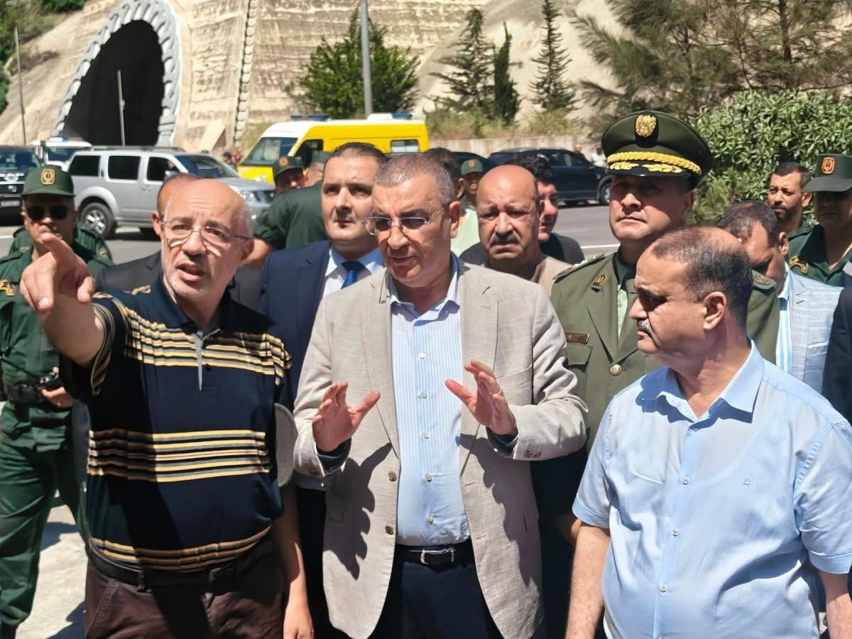 وزير الأشغال العمومية يعاين أضرار حريق غرفة مراقبة أنفاق المدية – البليدة