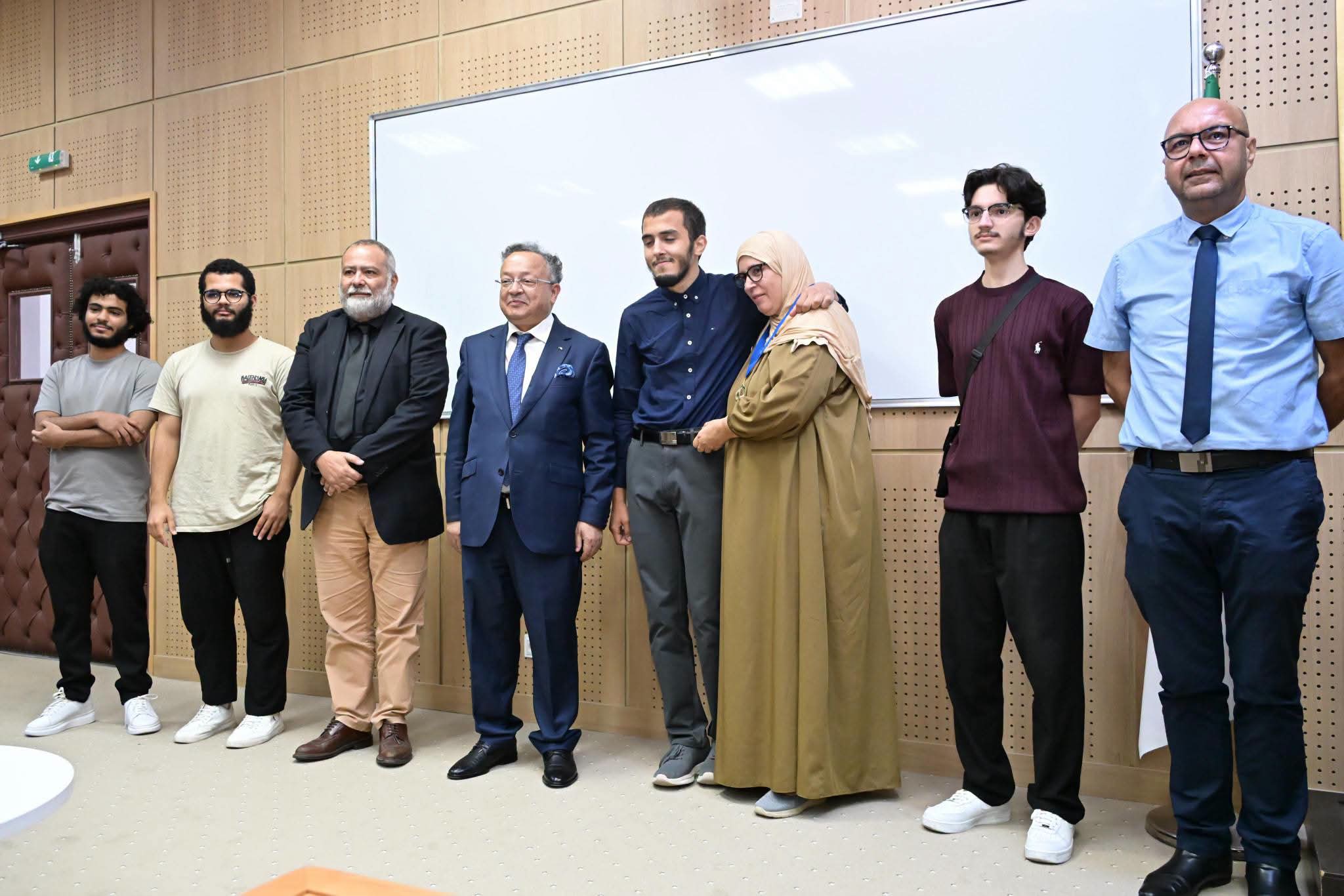 وزير التعليم العالي يكرم الطلبة أبطال العالم في المسابقة العالمية للرياضيات