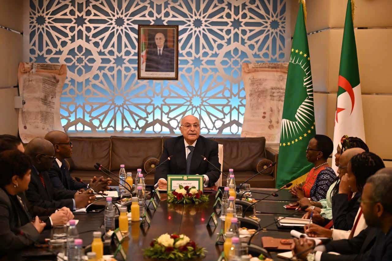 عطاف يستقبل وفدًا عن مجلس السلم والأمن الإفريقي