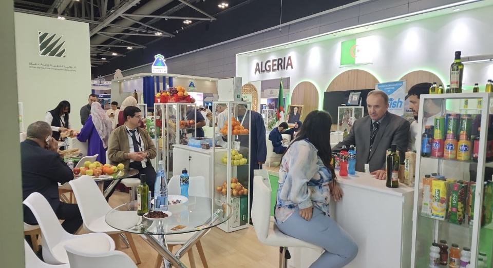 إقبال كبير على المنتجات الجزائرية في معرض “عُمان أغروفود 2025” بمسقط