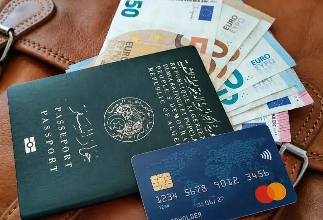 بنك الجزائر يصدر تعليمات لتسهيل الحصول على بطاقات الدفع الدولية للمسافرين