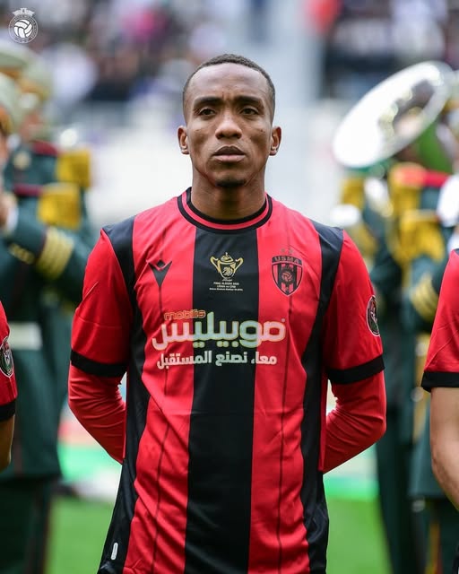 أشرف عبادة لاعب إتحاد العاصمة يتوج بجائزة أفضل لاعب في الدوري الجزائري هذا الموسم 
