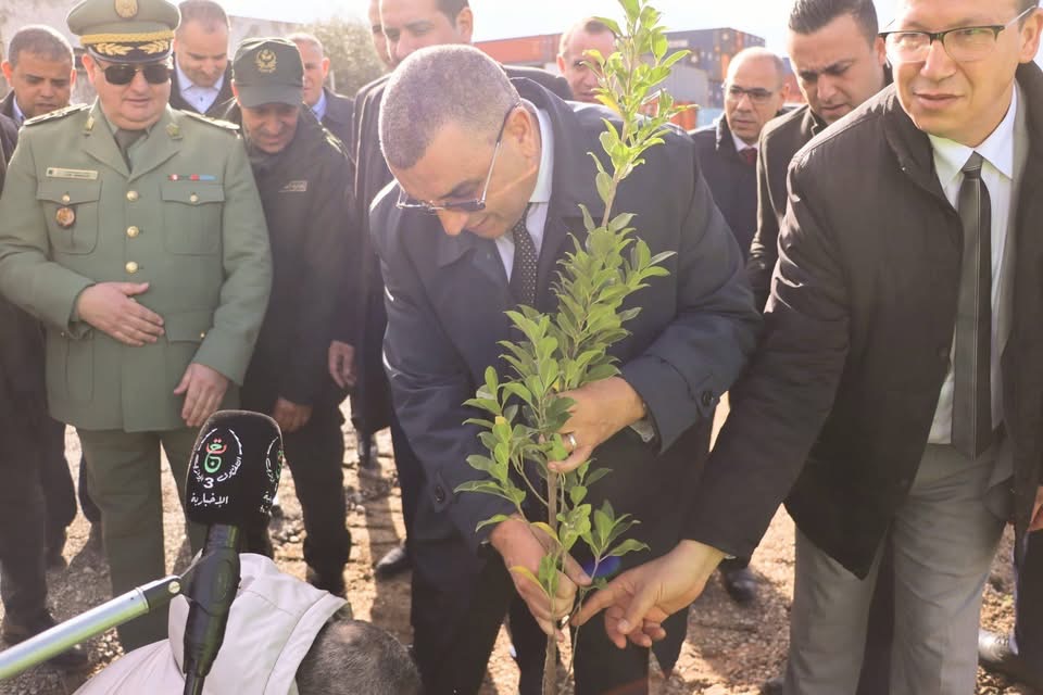 وزير الأشغال العمومية يشرف على حملة غرس الأشجار بولاية عنابة