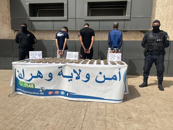 توقيف 03 أشخاص وحجز قرابة 10 كلغ من المخدرات بوهران