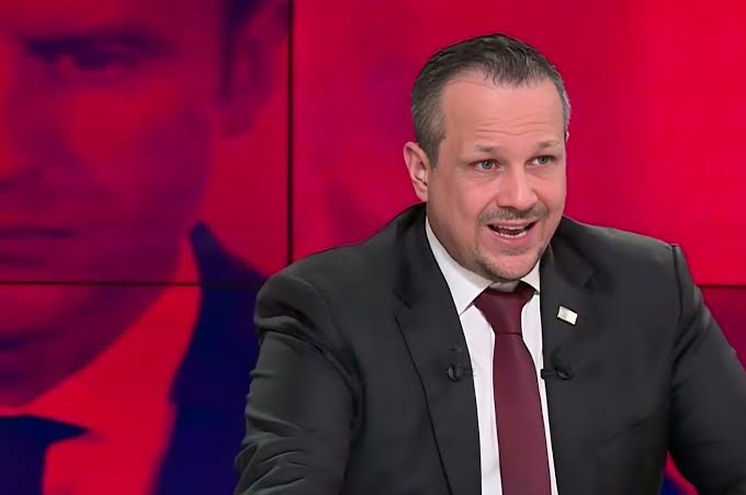 تضييق فرنسي على صوت الجزائر: طرد مهدي غزار بعد كشفه الحقائق الصادمة عن المغرب