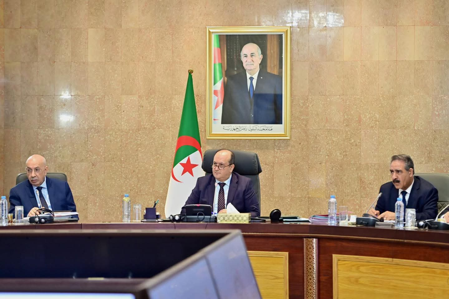 الوزير الأول يترأس اجتماعا للحكومة.. ملفات ومشاريع هامة على الطاولة