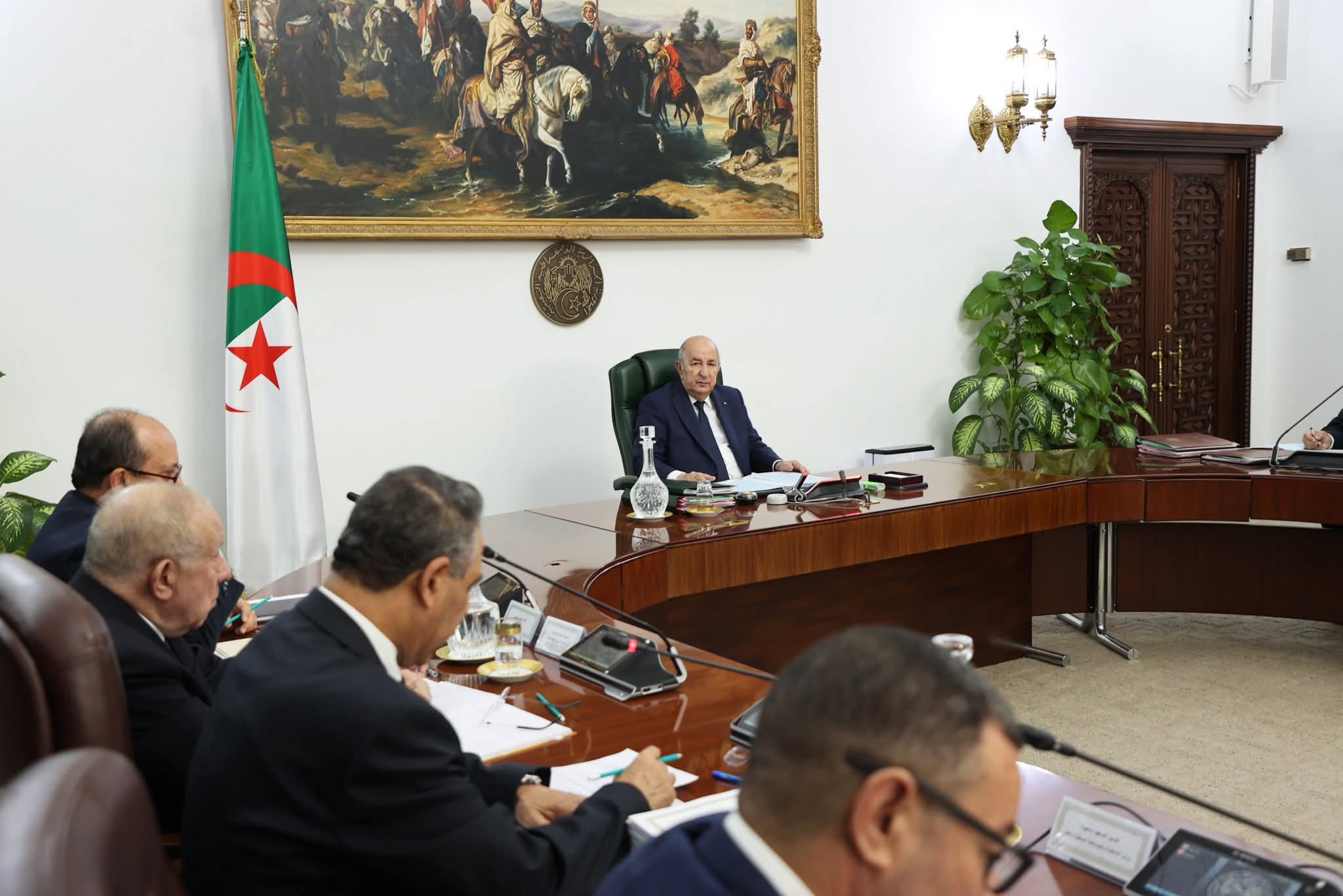 رئيس الجمهورية يأمر بالتحضير لرفع الحد الأدنى للأجور ومنحة البطالة