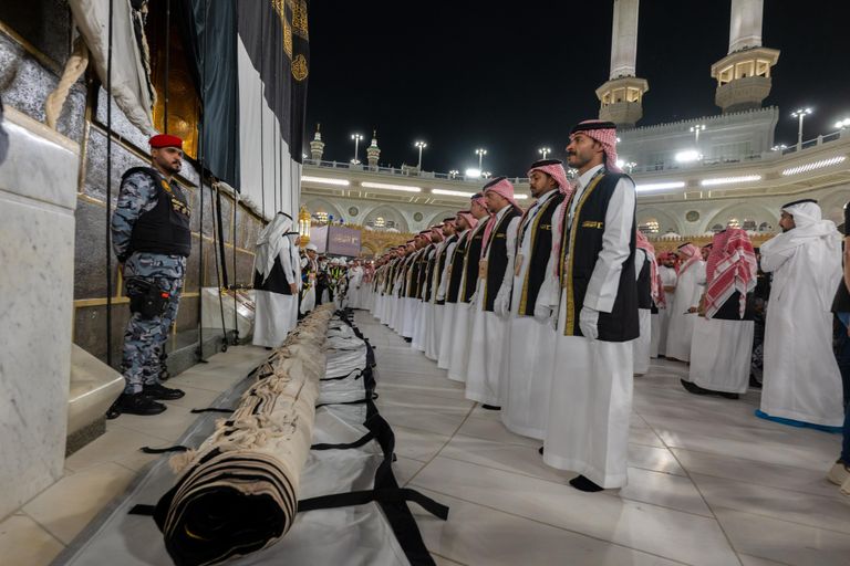 الكعبة المشرفة تتزين بكسوة جديدة