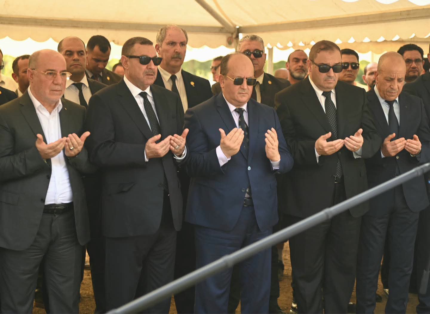 بتكليف من رئيس الجمهورية, الوزير الأول وأعضاء من الحكومة يشاركون في تشييع جنازة ضحايا حريق مؤسسة الطفولة المسعفة بالمحمدية