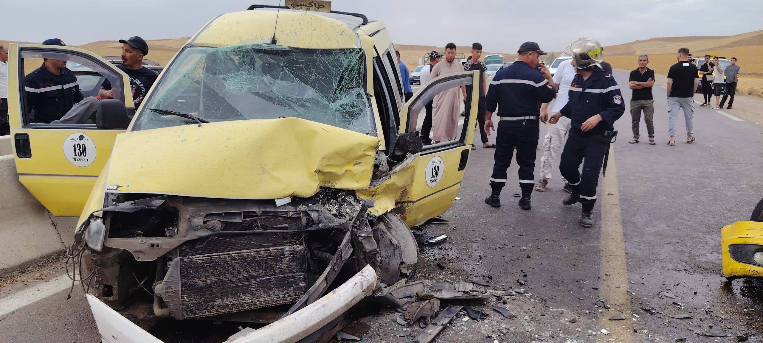 وفاة امرأة وإصابة 14 آخرين في حادث اصطدام بين سيارتي أجرة بتيسمسيلت