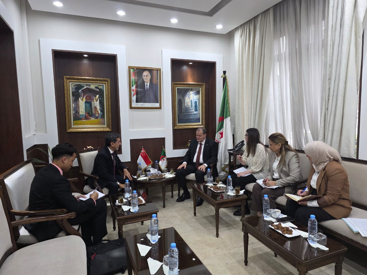 رزيق يستقبل السفير السنغافوري لبحث آفاق التعاون الاقتصادي بين البلدين