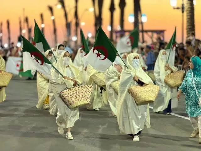 الجزائريون يحتفلون بالذكرى الـ64 لعيد الإستقلال